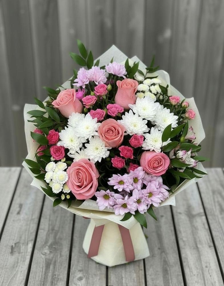 Букет цветов из: Альстромерии, Гвоздики, Розы и Хризантемы в Ливнах
