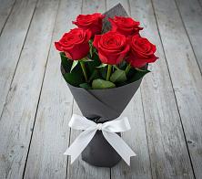 Букет 5 Красных роз Эдлесс Лав в Ливнах