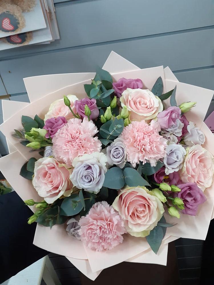 Букет цветов из: Розы, Гвоздики и Лизиантусы в Ливнах