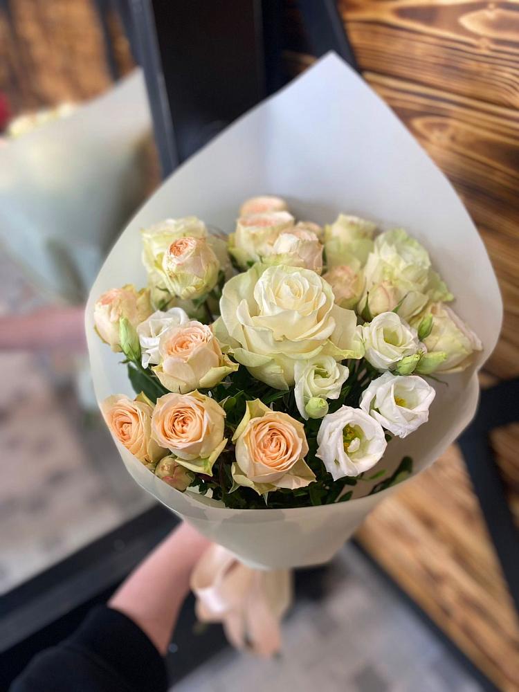 Букет цветов из: Розы и Лизиантусы в Ливнах